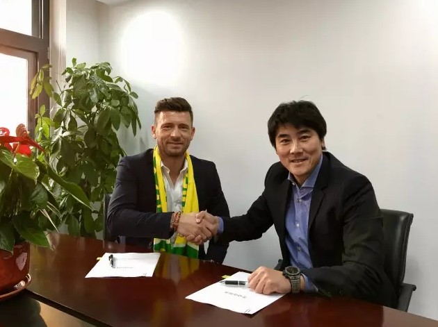 三位实力唱将的倾情演绎让观众提前感受到影片魅力，将三位霹雳娇娃独有的飒爽英姿展现的淋漓尽致